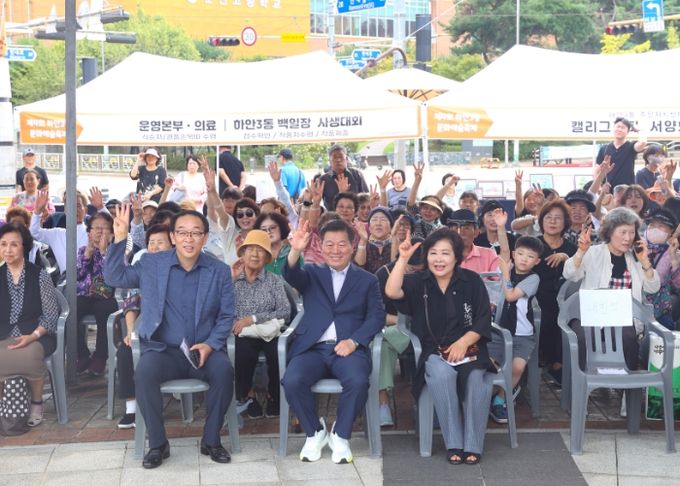 박승원 광명시장(사진 맨 앞 가운데)이 지난 27일 달맞이어린이공원에서 열린 '2025년 하안3동 문화예술축제'에 참석해 기념사진을 촬영하고 있다.