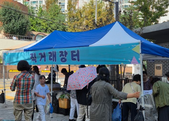 광명시 철산4동 주민자치회는 지난 27일 광덕어린이공원에서 주민세 마을사업의 일환으로 ‘탄소중립 직거래장터’를 열었다.