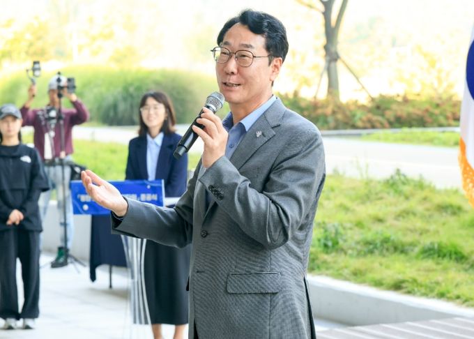 정명근 화성특례시장이 1일 동탄호수공원 주차타워 준공식에서 인사말 하고 있는 모습
