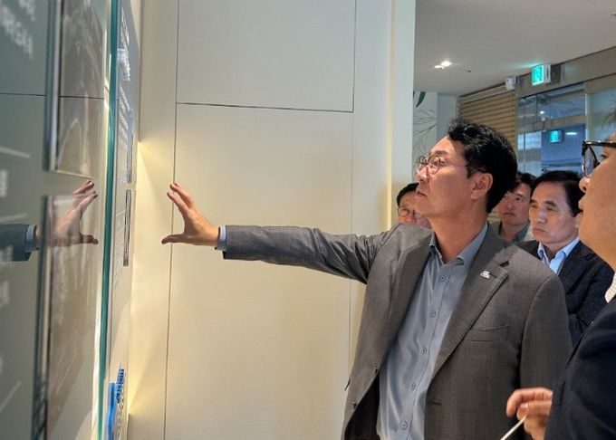 정명근 화성특례시장이 1일 경부직선화 상부공원 현장 상황실을 찾아 공사 진행상황을 점검후 관계자로 부터 설명을 듣고 있는 모습 