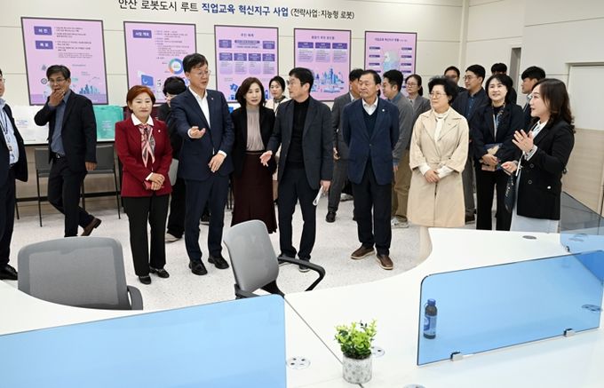 이민근 안산시장이 안산시청 제3별관 1층에 조성된 직업교육 혁신지구지원센터 내부를 둘러보고 있다.
