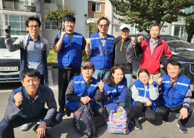 지난 25일 도배기능상 수료생으로 구성된 '광명 어벤져스' 봉사단이 하안2동 독거 어르신 가정을 대상으로 도배 봉사를 실시해 기념사진을 촬영하고 있다.