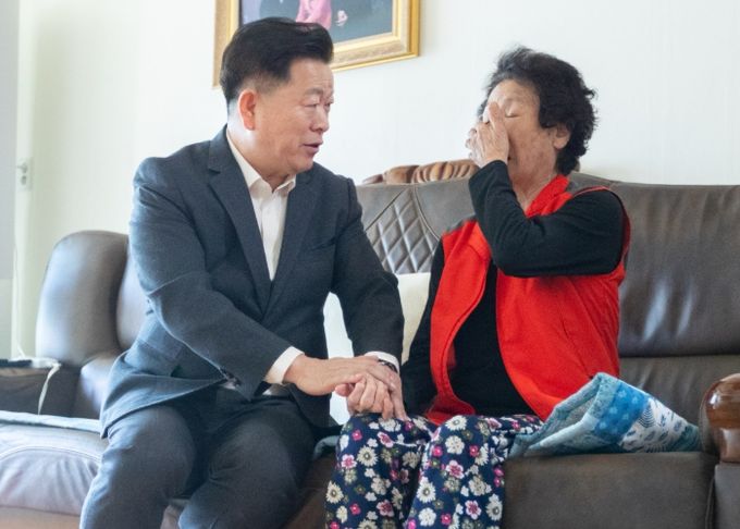 박승원 광명시장이 27일 철산1동 ‘우리동네 시장실’의 일환으로 취약계층 반찬 나눔 봉사에 참여한 뒤 주민과 대화를 나누고 있다.