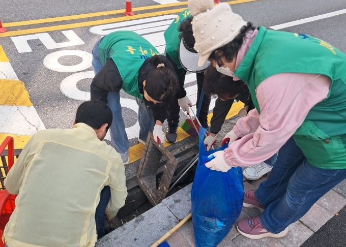광명시 철산3동 새마을부녀회는 지난 10월 31일 철산 상업지구 일대에서 낙엽 쓸기 등 환경정비 활동을 진행했다.