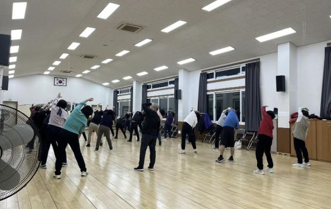 수원시 권선구 세류3동 생활체육교실 수강생, 저소득 청소년 위해 기부금 전달하며 나눔 실천