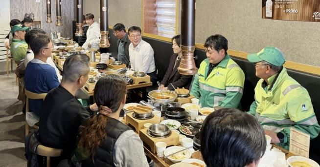 수원시 영통구, 낙엽 처리 환경관리원 격려 간담회 실시