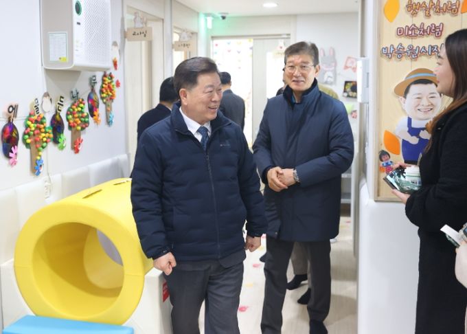 박승원 광명시장이 20일 오후 광명호반써밋그랜드에비뉴 1단지에서 열린 ‘시립호반써밋어린이집’ 개원식에 참석해 어린이집 내부를 둘러보고 있다.