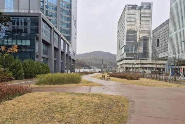 과천시, 지식정보타운에 광역상수도 매설 유휴부지 활용한 산책로·생활쉼터 조성 완료