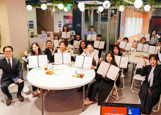 광명시 청춘곳간의 ‘소비자 멘토링 스쿨 1기’ 참여자들이 기념사진을 촬영하고 있다.