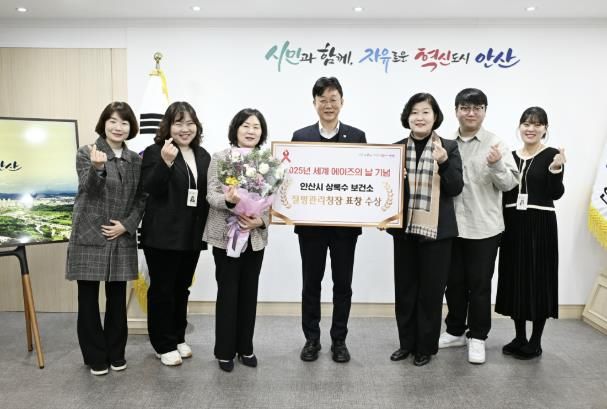 이민근 안산시장(사진 가운데)이 안산시 상록수보건소의 질병관리청장 표창을 축하하며 기념촬영을 하고 있다.