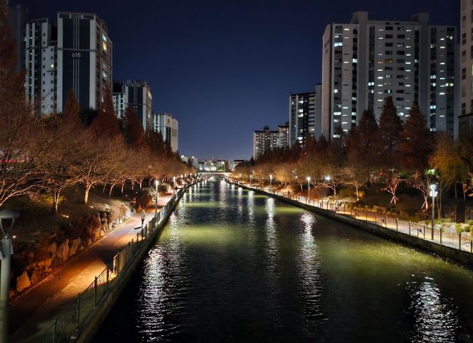 보도교 → 청송교 방향 야간 경관 사진