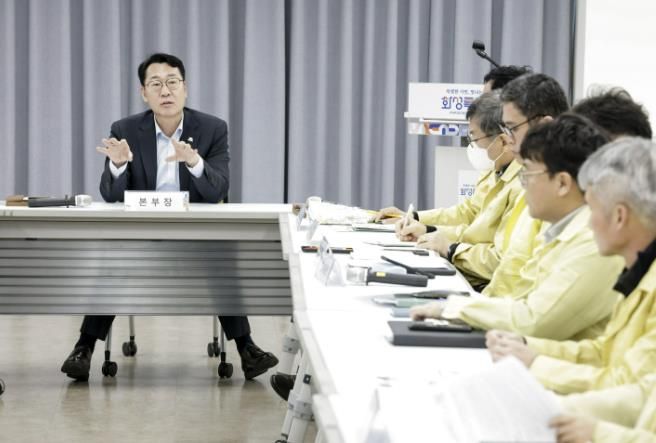 3일 정명근 화성특례시장이 관계 공무원들과 함께 동탄숲 생태터널 전면 통제에 따른 교통 대책 조치사항을 점검하고 있다