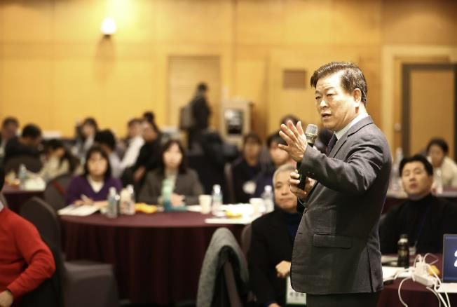 박승원 광명시장이 4일 오후 제주도 켄싱턴 리조트에서 열린 ‘2025 대한민국 ESG정원정책포럼-공무원 혁신 리더십 과정’에 참석해 ‘탄소중립으로 지속가능한 도시전환’을 주제로 한 특별강연을 하고 있다.