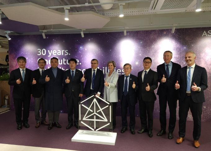 조승문 화성특례시 제2부시장이 히쳄 엠사드 ASM CEO, 이영석 ASM 코리아 대표 등 주요 내빈들과 기념촬영을 하고 있다