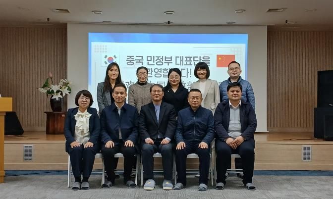 수원시를 방문한 중국 민정부 대표단이 기념촬영을 하고 있다.