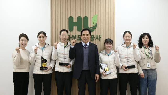 국제대회와 전국대회에서 입상한 화성도시공사 탁구단 선수들과 HU공사 한병홍 사장이 메달과 상패를 들고 기념촬영을 하고 있다.