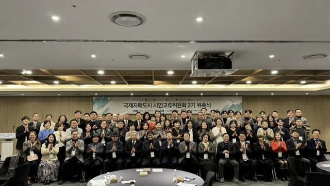 김현수 수원특례시 제1부시장과 국제자매도시 시민교류위원회 2기 위원들이 기념촬영을 하고 있다.