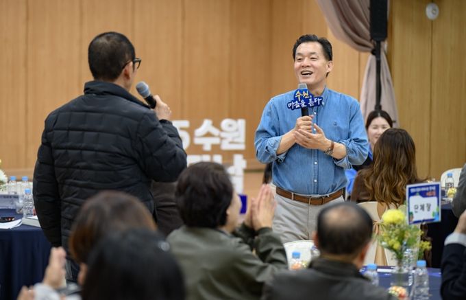 새빛만남에서 시민의 이야기를 듣고 있는 이재준 수원시장.