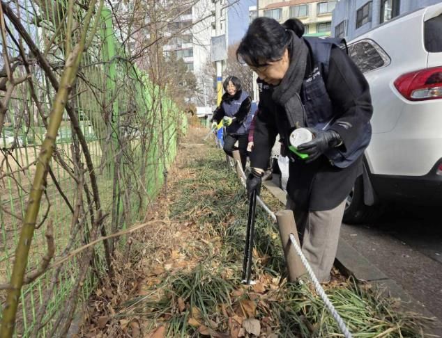 수원시 팔달구 우만2동, 설 명절 맞아 '우리 동네 쓰레기 줍줍'