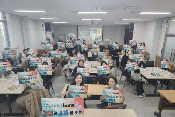 25일 안산시청 제3별관에서 열린 '고독사 예방 및 관리사업 간담회'를 마치고 참석자들이 기념촬영을 하고 있다.