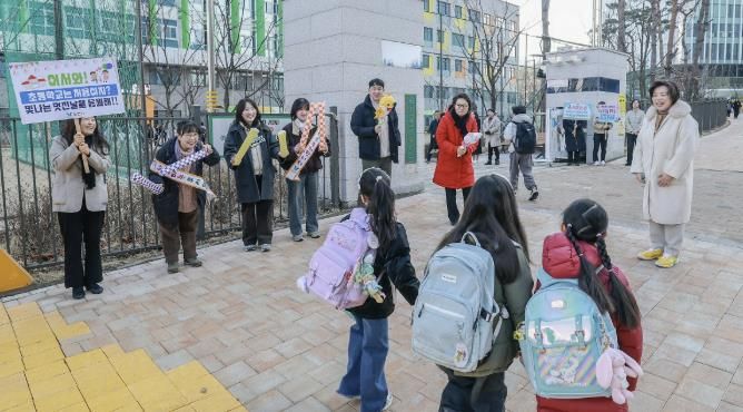 과천시, 개학 맞아 등굣길 응원·어린이보호구역 안전점검 캠페인 실시
