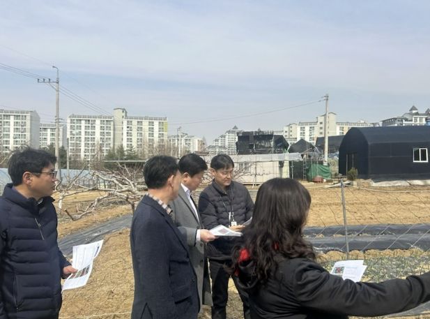 23일 박승삼 시흥시 부시장이 관내 농지 현장을 방문하여 농지 이용 실태를 확인하고 있다