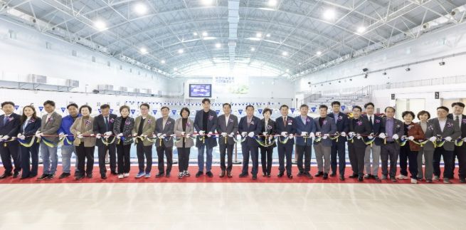 이재준 수원시장(왼쪽 12번째부터), 이재식 수원시의회의장 등 준공식 참석자들이 테이프를 자르고 있다.