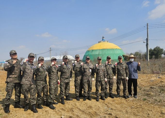 해군 제2함대 2훈련전대 해상훈련대 군 간부들의 따뜻한 손길, 농촌봉사로 지역사회 기여