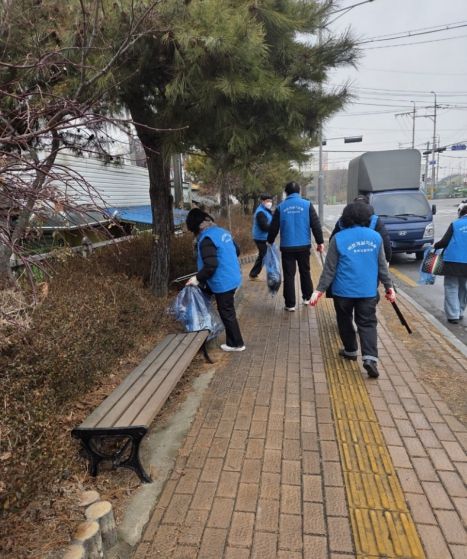 송북동 ‘우리동네 새단장을 위한 새봄맞이 일제대청소’에 구슬땀 흘려