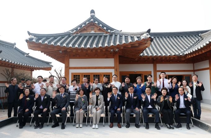 장미영 수원특례시의회 문화체육교육위원장을 비롯한 참석자들이 ‘남수헌’ 개관식 후 기념촬영을 하고 있다.