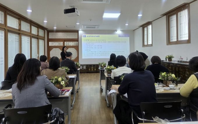 명예공중위생감시원들이 27일 안산시행복예절관에서 직무교육을 듣고 있다.