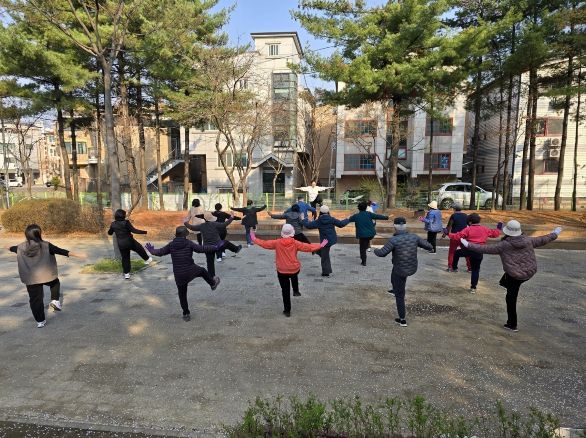 오산종합사회복지관, 운암제1어린이공원서 ‘함께 숨쉬는 공원 기체조’ 운영