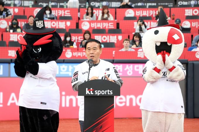 이재식 수원특례시의회 의장이 3일 수원KT위즈파크에서 열린 ‘kt 위즈 홈개막전’ 개막식에서 축사를 하고 있다. kt 위즈 마스코트와 함께 무대에 올라 인사말을 전하고 있다.