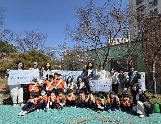 수원시어린이집연합회 국공립분과와 수원시 관계자, 영유아 등이 환경캠페인을 전개하고 있다.
